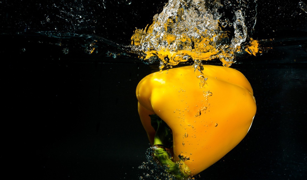 Желтый сладкий перец в воде 