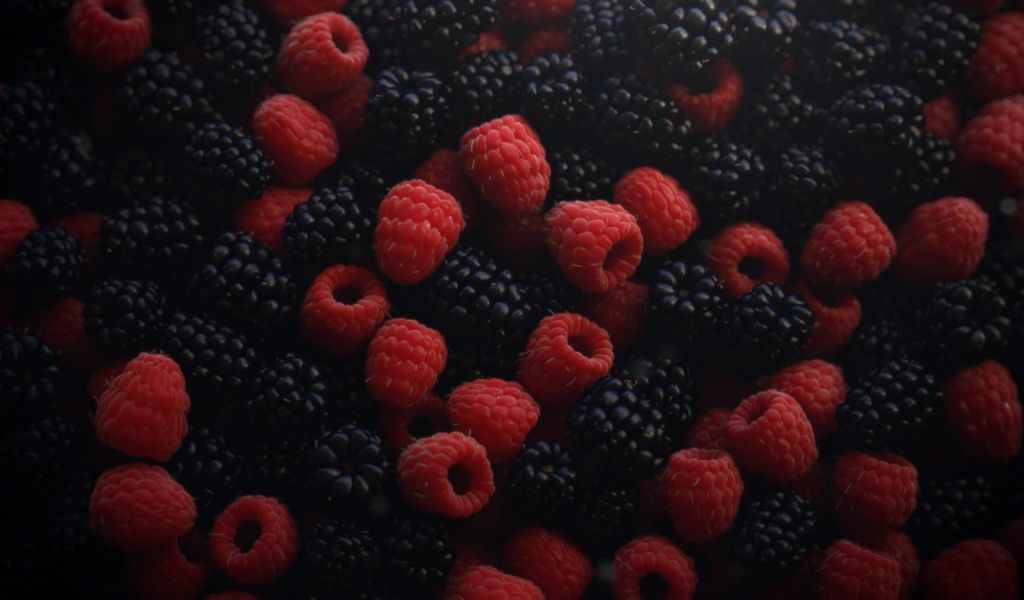 Аппетитная свежая малина и ежевика 