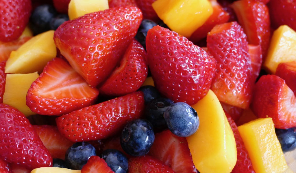 Аппетитные свежие клубника и черника 