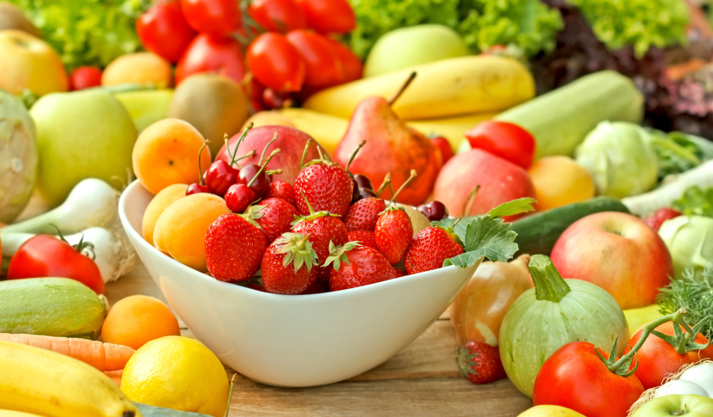 Аппетитные спелые фрукты  и овощи на столе 