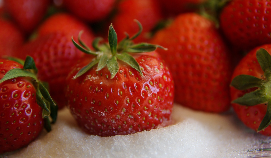 Аппетитная спелая клубника с сахаром 