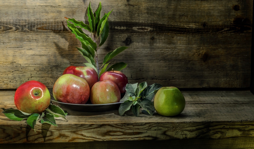 Красивые красные яблоки на деревянной лавке
