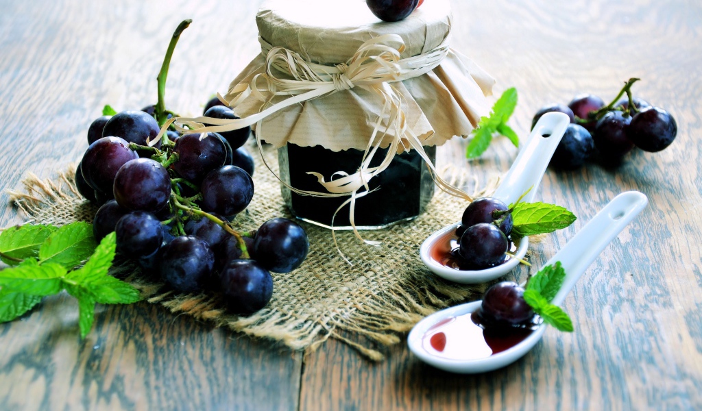 Синий виноград и баночка виноградного варенья
