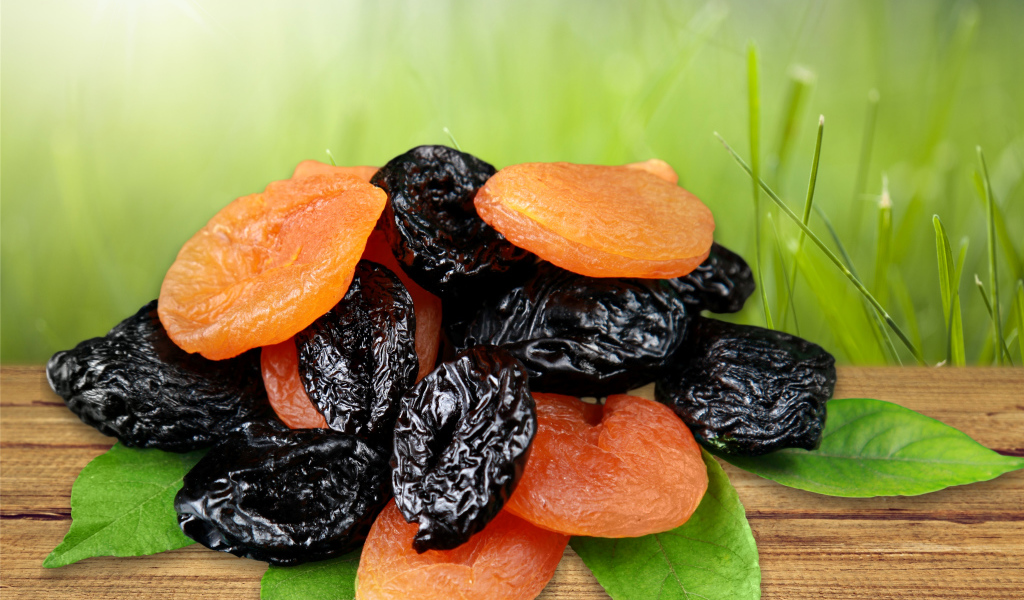 Сухофрукты чернослив и курага крупным планом