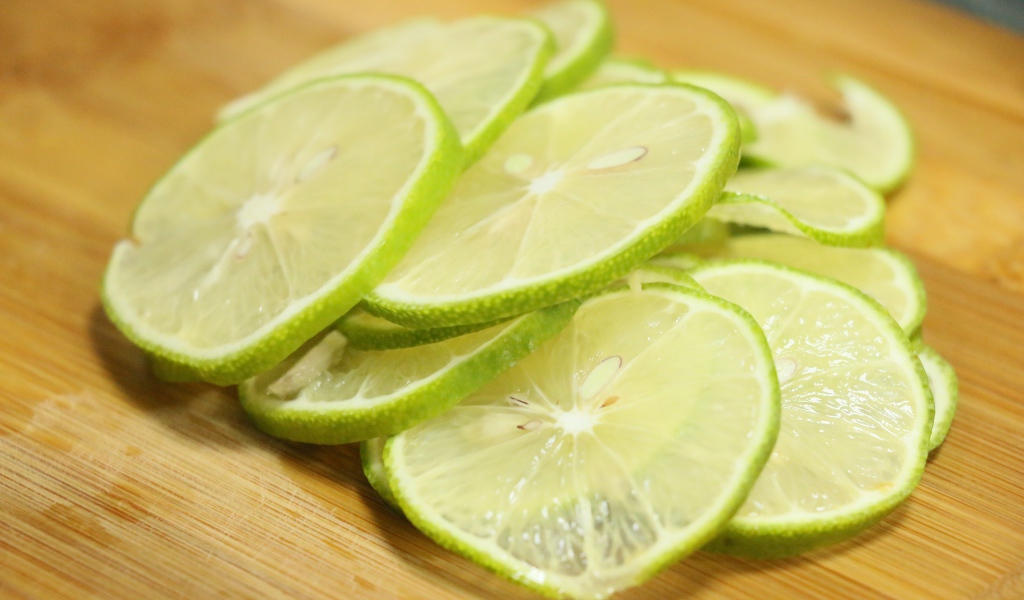 Тонко нарезанные кусочки лайма 