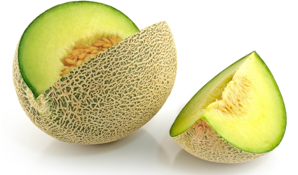 Ароматная дыня крупным планом на белом фоне