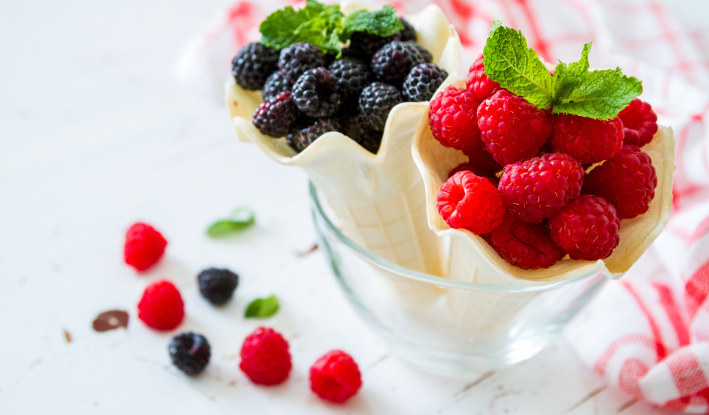 Свежие ягоды малины и ежевики в вафельных стаканчиках