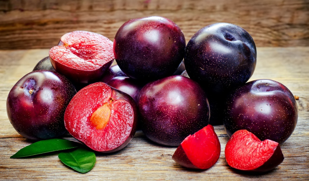 Сочные спелые синие сливы 
