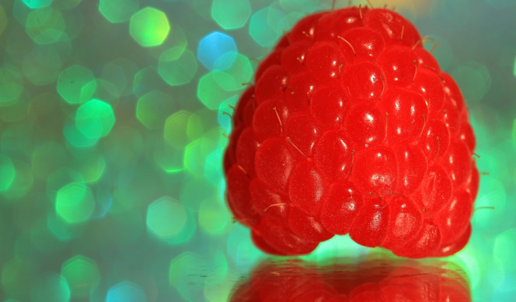 Большая сочная ягода малина крупным планом 