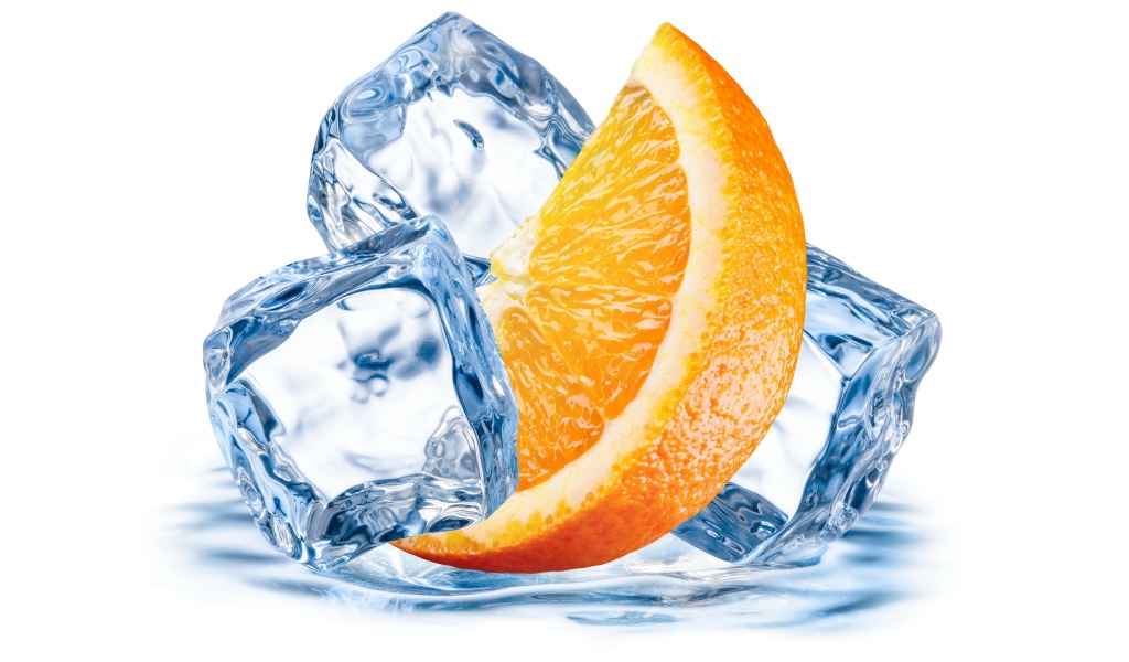 Кусочек апельсина со льдом на белом фоне