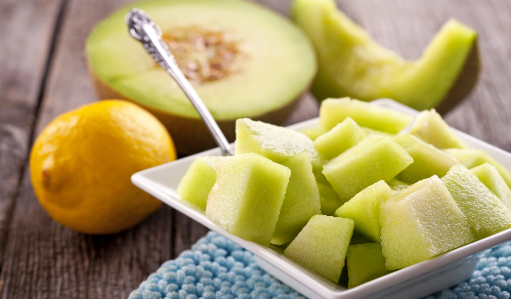 Кусочки дыни в тарелке 