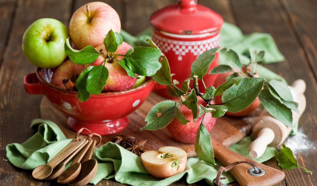 Красные яблоки на столе 