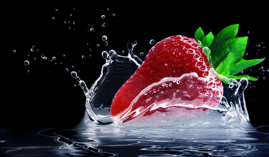 Красная спелая клубника в воде на черном фоне