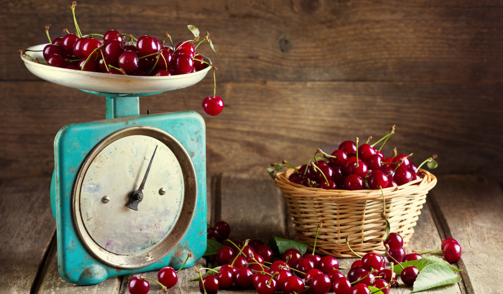 Спелые вишни взвешивают на старых весах