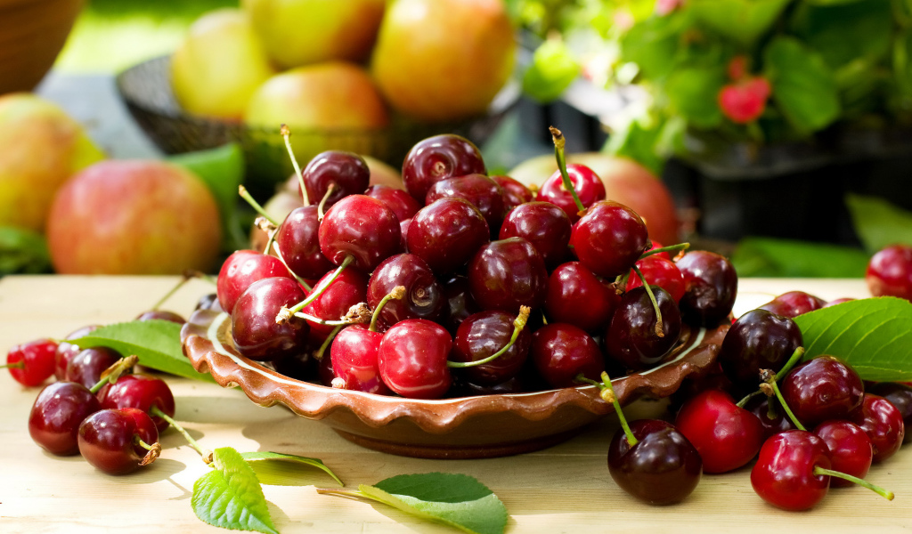 Спелая вкусная черешня на тарелке крупным планом