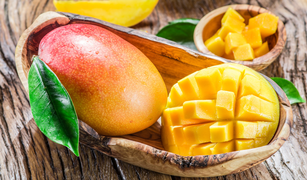 Спелый сочный фрукт манго 