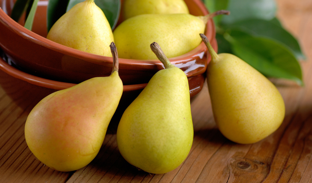 Спелые сочные желтые груши на столе 