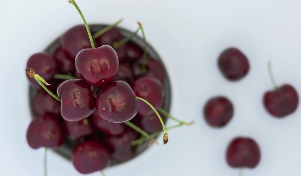 Спелые красные черешни лежат на столе