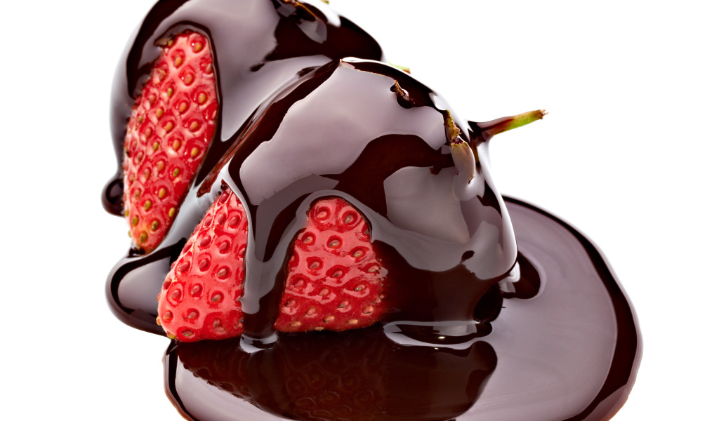 Клубника в черном шоколаде на белом фоне