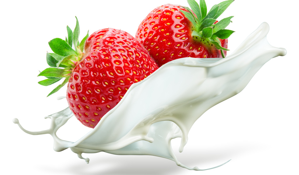 Клубника с молоком на белом фоне 