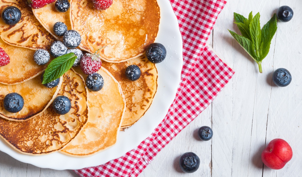 Аппетитные свежие оладьи с ягодами черники и земляники