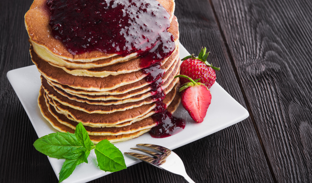 Аппетитные панкейки с джемом и ягодами клубники