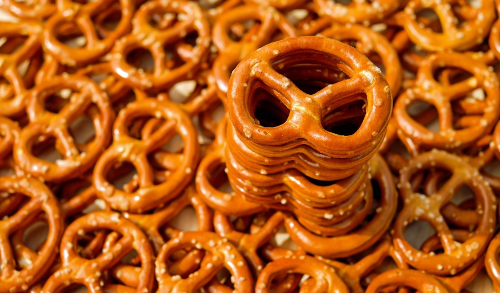 Запеченное аппетитное печенье крендельки