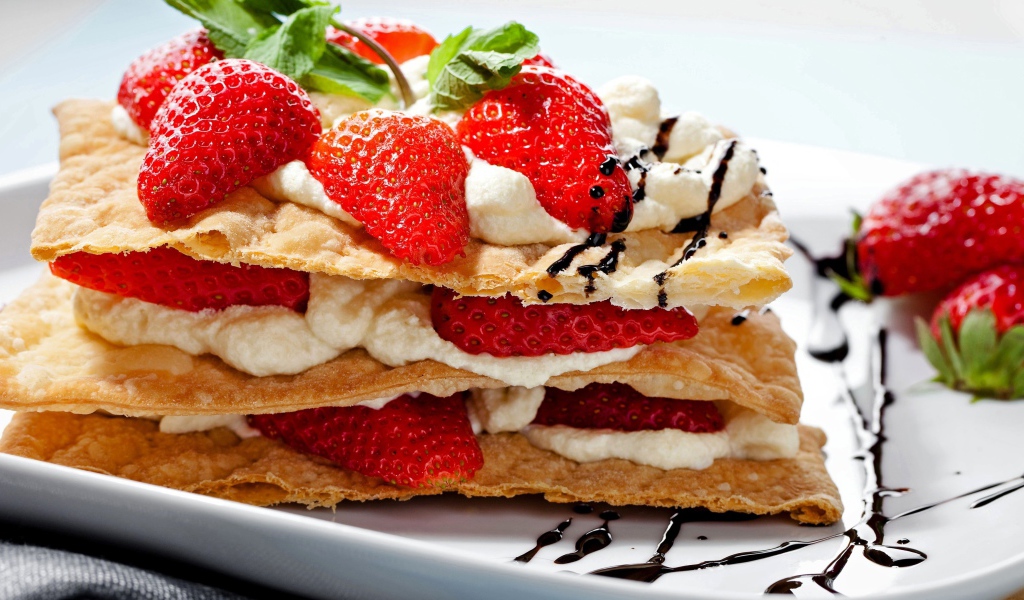 Выпечка с творожным кремом и свежими ягодами клубники