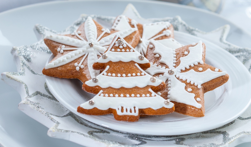 Красивое новогоднее печенье на белой тарелке