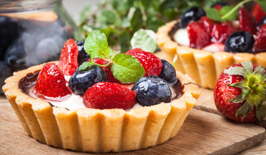 Пирожное с кремом и свежими ягодами черники и клубники