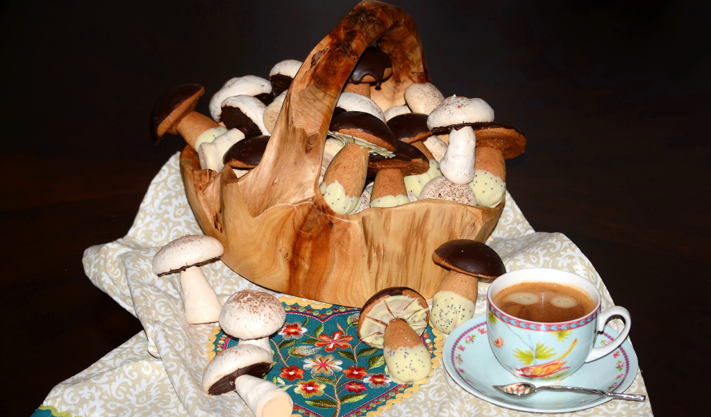 Печенье грибы в корзине с кофе на столе