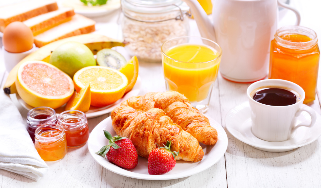 Круассаны с клубникой,мед и цитрусовые на завтрак