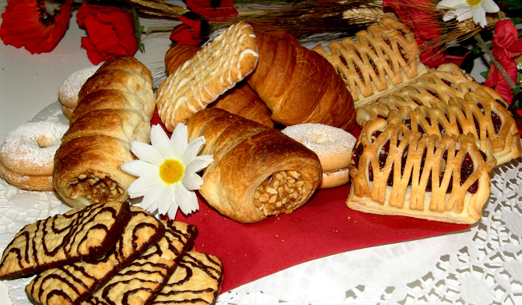 Свежая аппетитная выпечка на столе