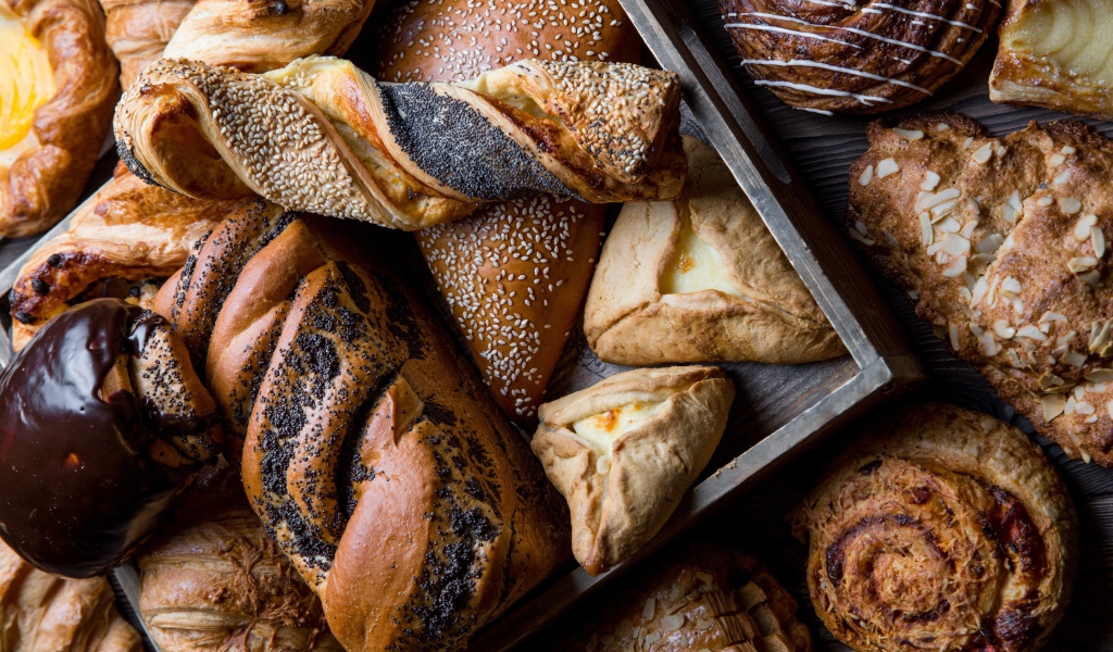 Свежая аппетитная сладкая выпечка с маком