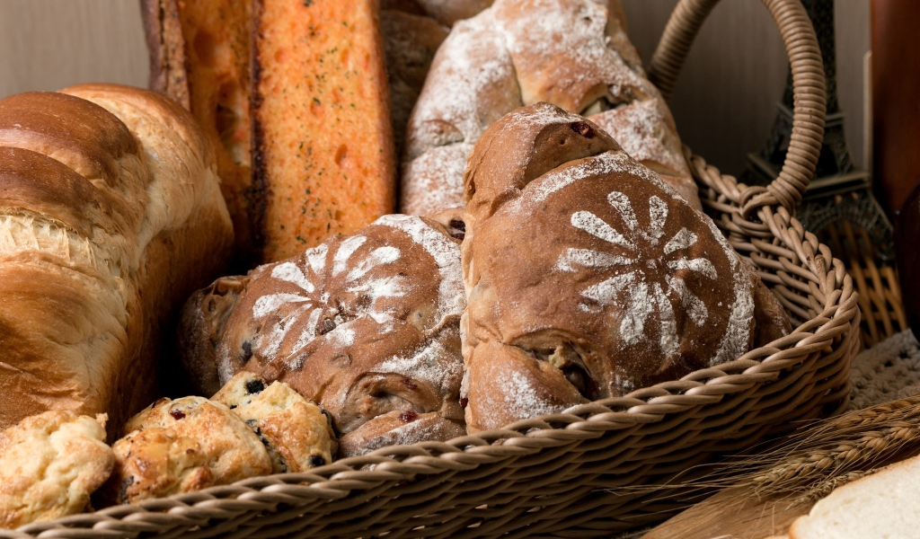 Свежие хлебобулочные изделия в плетеной корзине