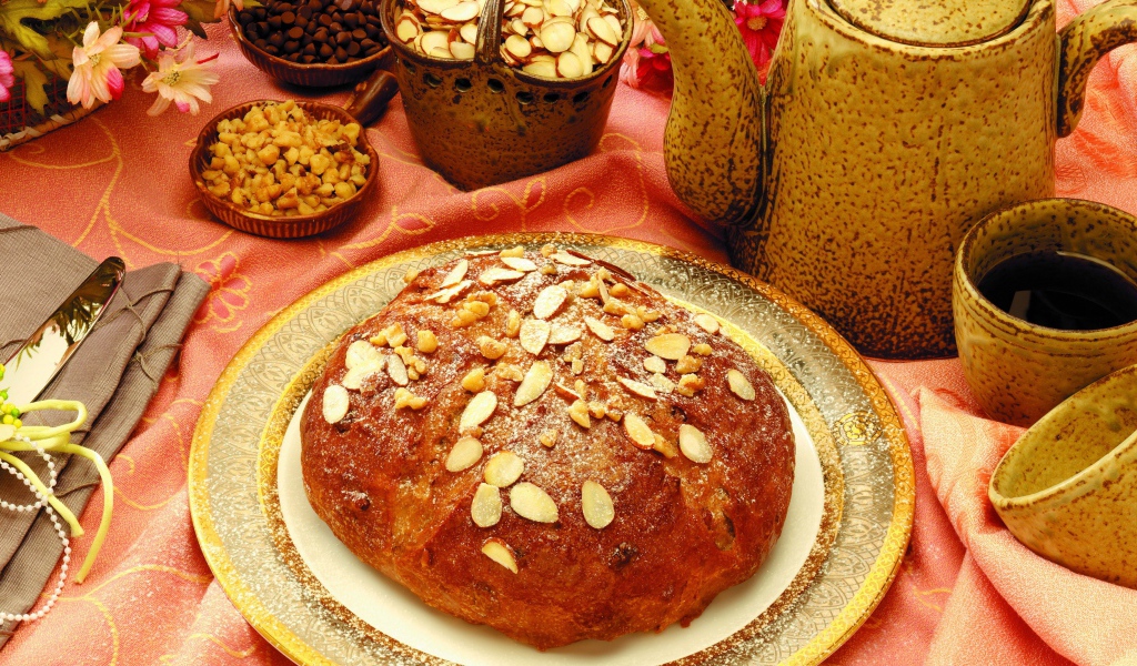 Свежий хлеб с миндальными орехами на столе