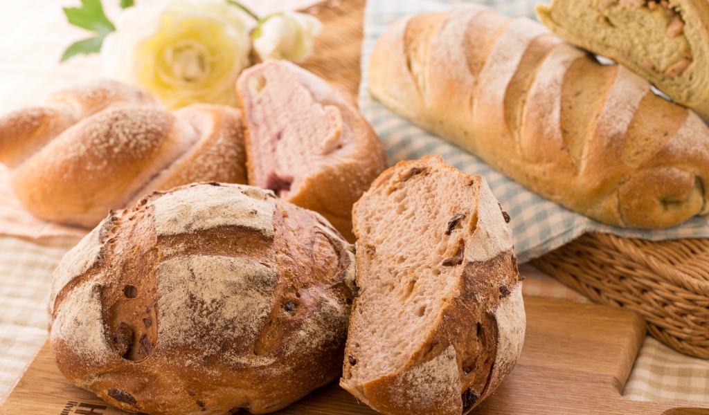 Свежий хлеб с изюмом на разделочной доске