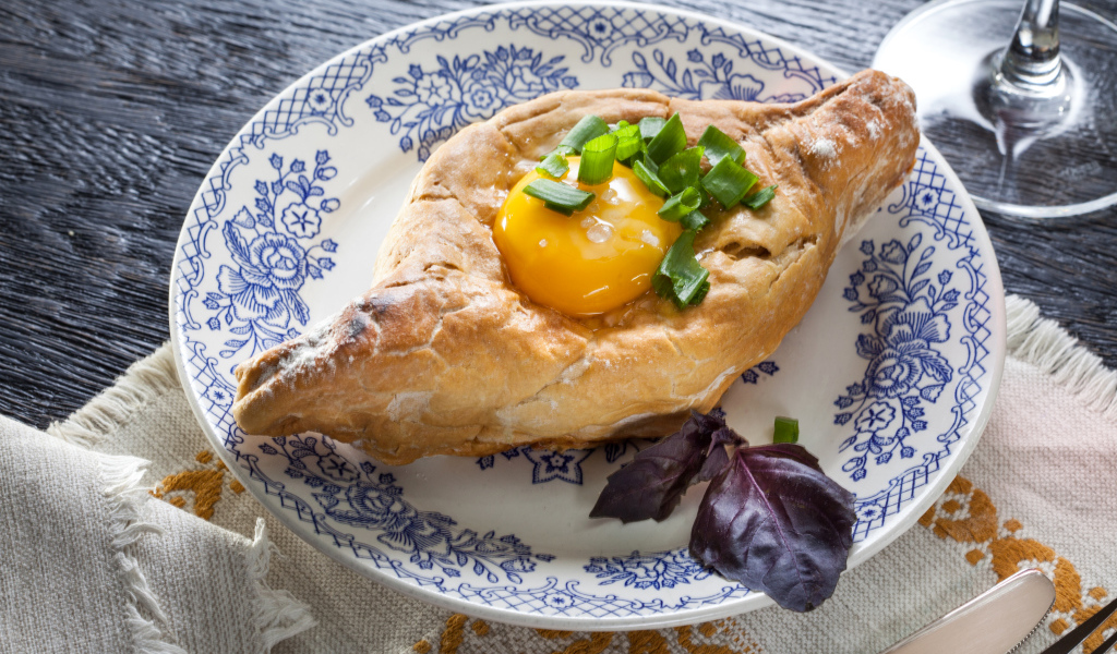 Свежевыпеченный хачапури с яичным желтком 