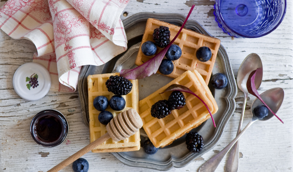 Медовые вафли с черникой и ежевикой
