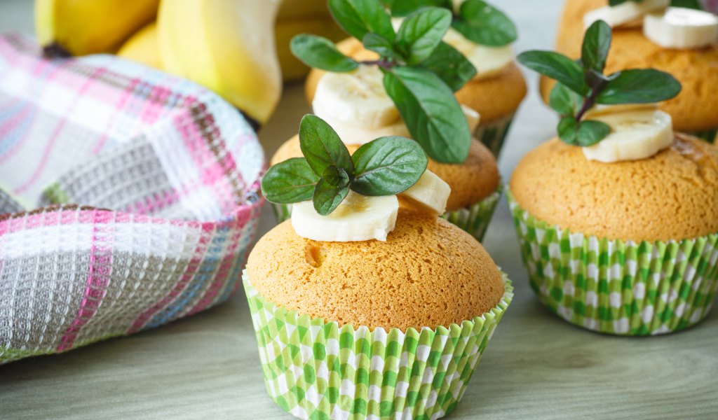 Маффины с бананами и листьями мяты