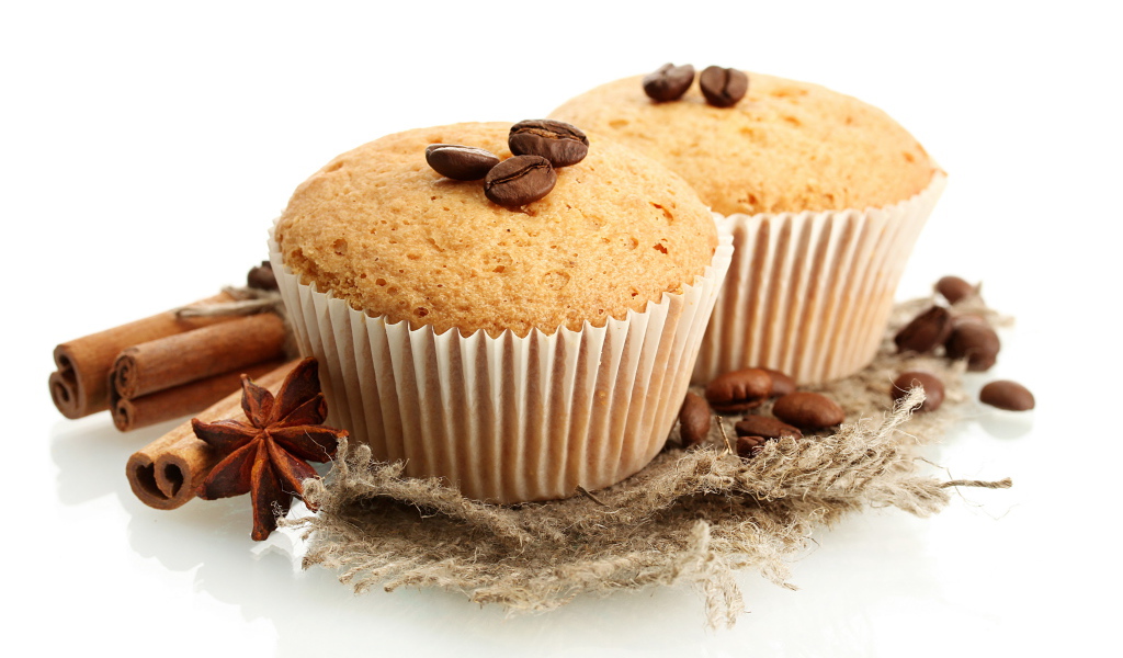 Маффины с зернами кофе и корицей на белом фоне