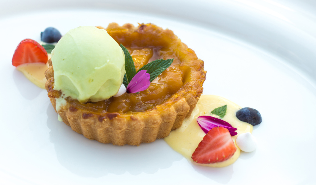 Сладкая выпечка с мороженым и джемом