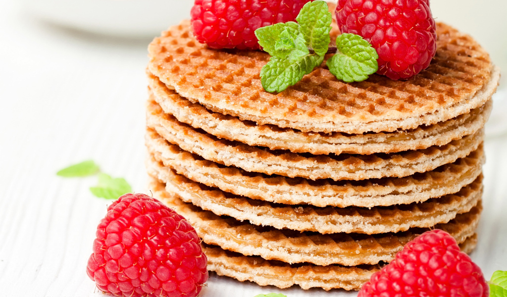 Сладкие вафли со свежей малиной