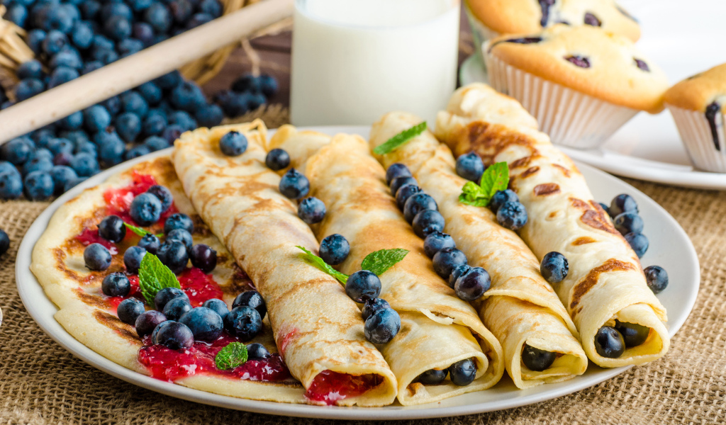 Вкусные блины с вареньем и ягодами черники