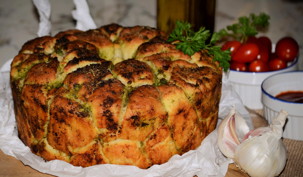 Несладкий пирог с зеленью и чесноком