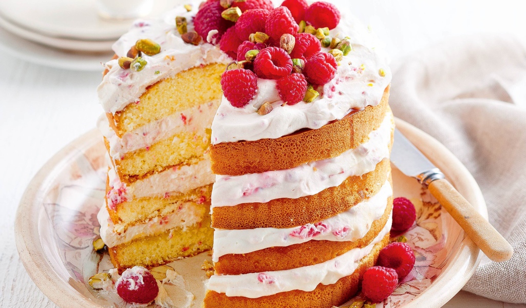 Большой торт со свежей малиной и фисташками