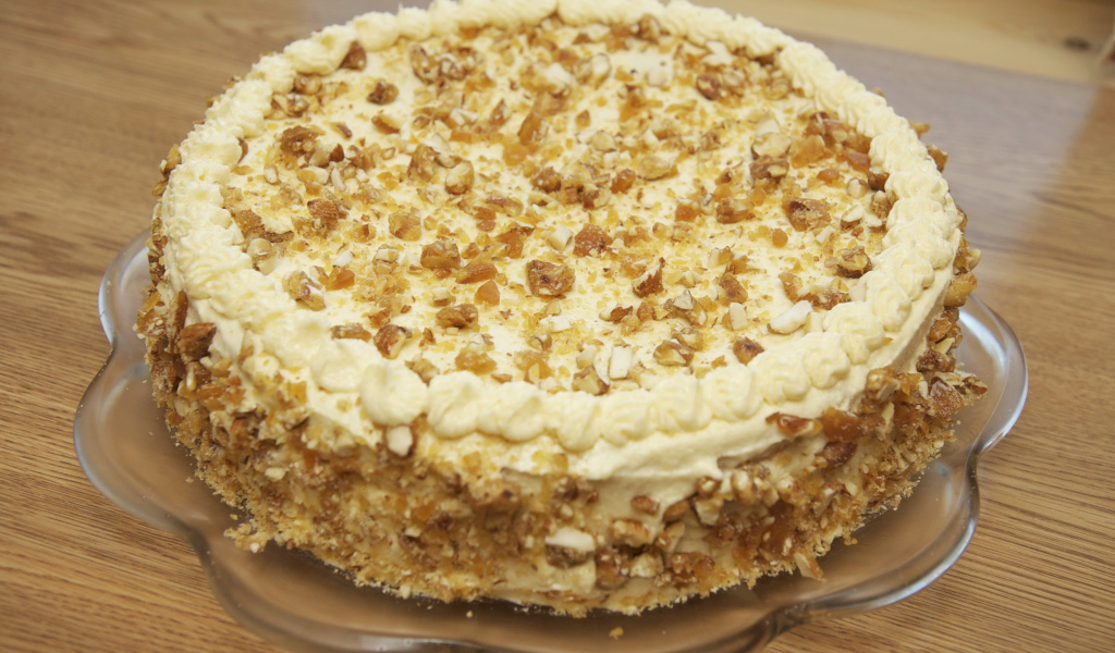 Большой торт с орехами на стеклянном блюде  