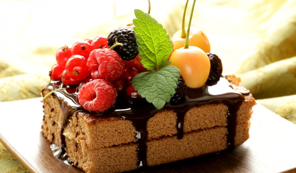 Кусок пирожного с шоколадом и свежими ягодами