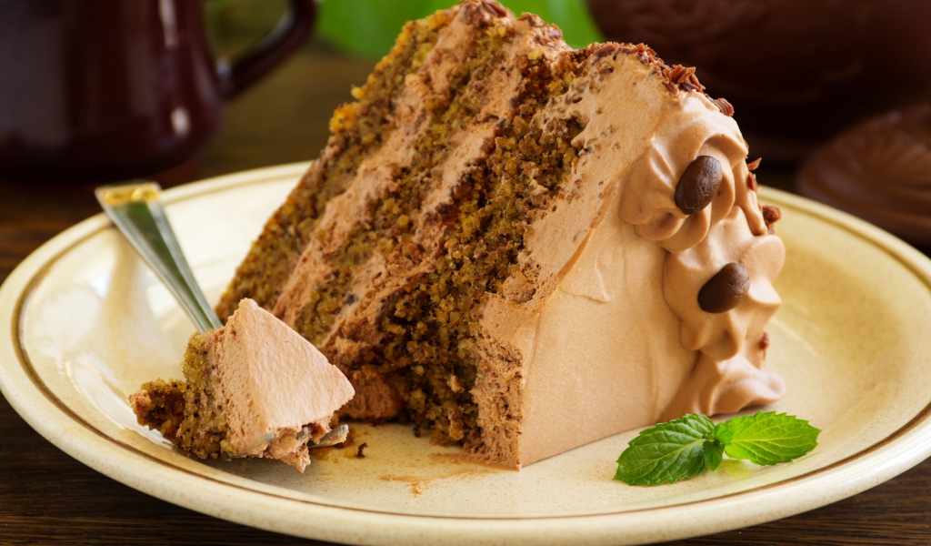 Кусок торта с орехами на тарелке