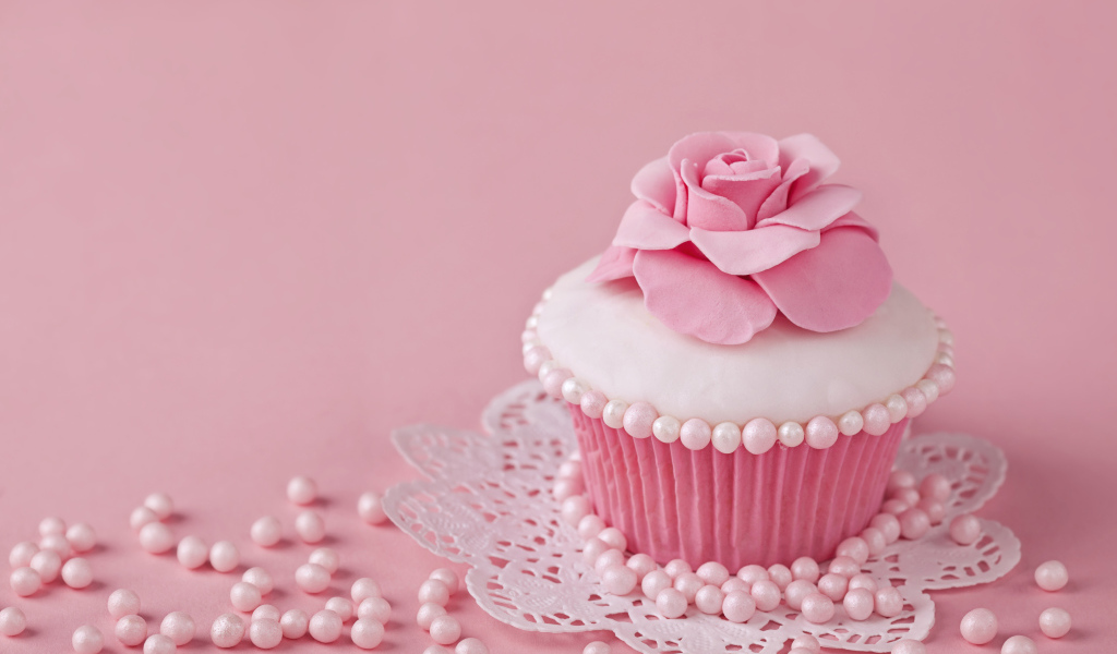 Аппетитный красивый розовый капкейк 